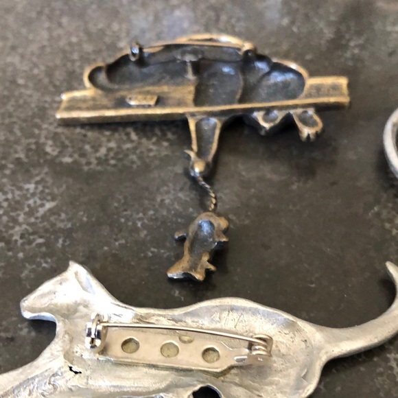 4 Silver tone cat brooches - Picture 8 of 10